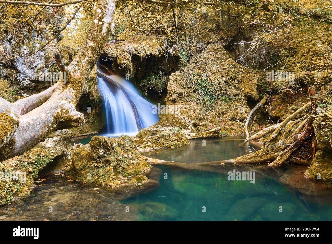 Belle chute d'eau de Vaioaga dans le parc naturel de Chérile Nerei, Roumanie, image prise en automne saison Banque D'Images