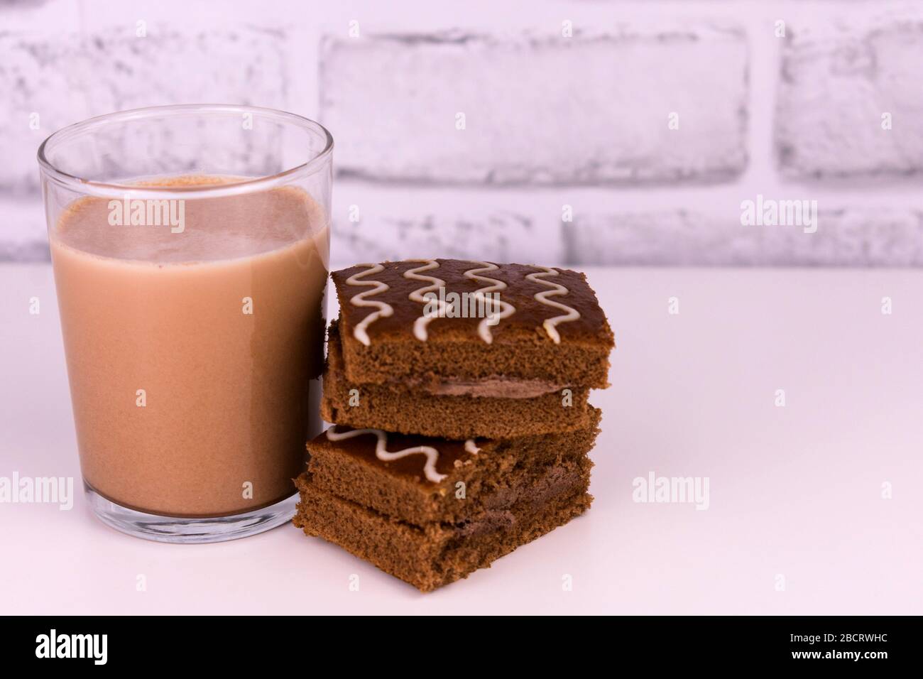 Lait Au Chocolat Dans Un Verre Et Gateau Au Chocolat Sur Fond Blanc Espace De Copie Photo Stock Alamy