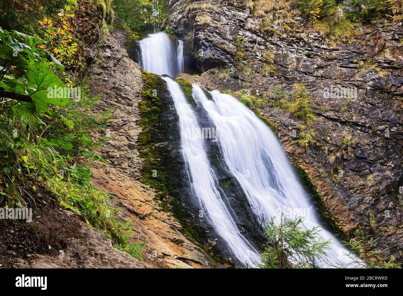gros plan de la cascade de voile de la mariée, Rachitele, Apuseni montagnes, Roumanie; c'est un point de repère pour les touristes dans le secteur, un grand et beau cas naturel Banque D'Images
