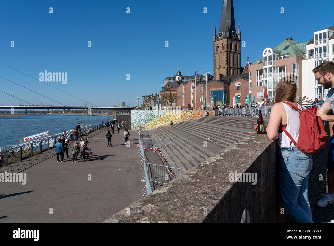 A bloqué les escaliers du Rhin, DŸsseldorf sur le Rhin pendant la crise de Corona, les interdictions de contact, le maintien de la distance est surtout observé, malgré de nombreux marcheurs dans Banque D'Images