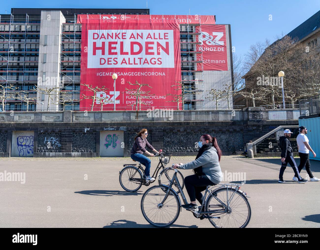 Une entreprise de construction a accroché une grande affiche sur la promenade du Rhin, grâce aux héros de la vie quotidienne, sur la façade d'une maison, DŸsseldor Banque D'Images