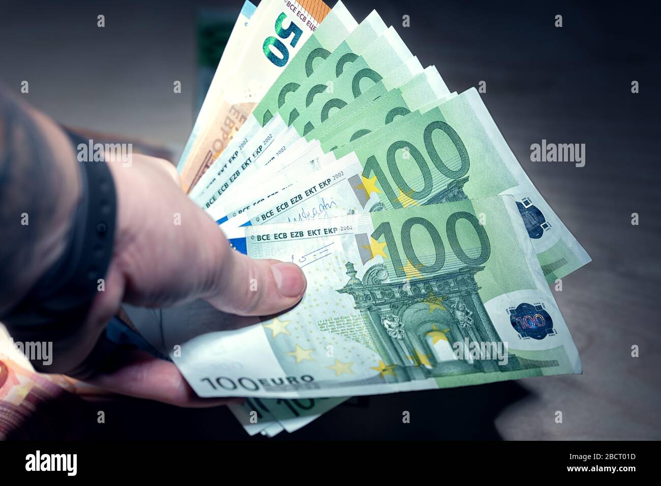 Tas de billets verts en euros Banque D'Images