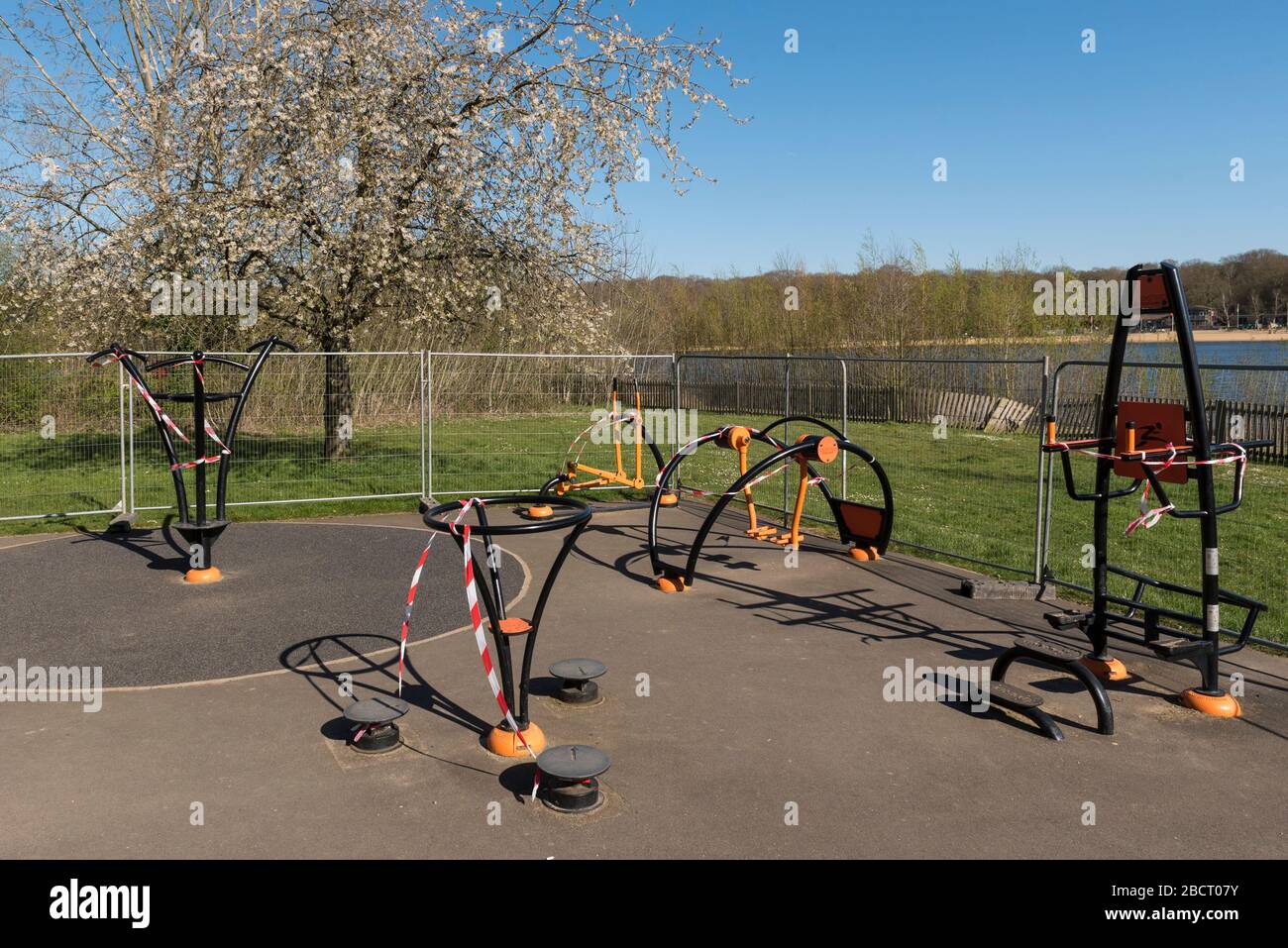 Londres, Royaume-Uni. 5 avril 2020. La salle de gym en plein air Ruislip Lido au nord-ouest de Londres, a été fermée et si clôturée. À mesure que se poursuit la pandémie de coronavirus, le gouvernement britannique a dit au public de maintenir des distances sociales, de rester à un minimum de deux mètres à l'écart lorsqu'il est en déplacement et de ne faire que faire des achats pour les besoins essentiels, l'exercice quotidien ou le travail quand il n'est pas possible de travailler à domicile. Crédit: Stephen Chung/Alay Live News Banque D'Images