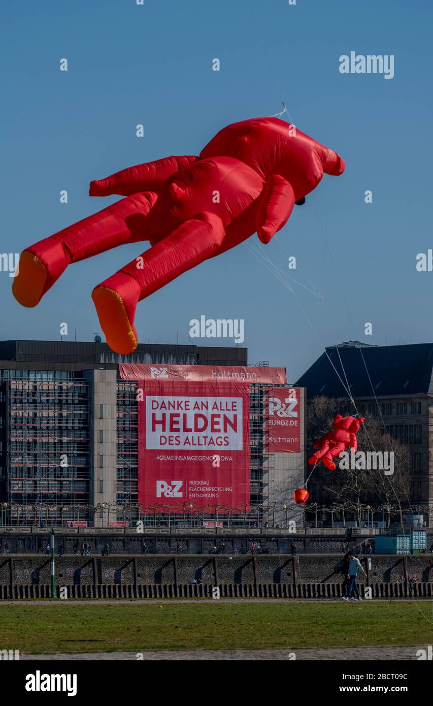 Une entreprise de construction a accroché une grande affiche sur la promenade du Rhin, grâce aux héros de la vie quotidienne, sur la façade d'une maison, DŸsseldor Banque D'Images