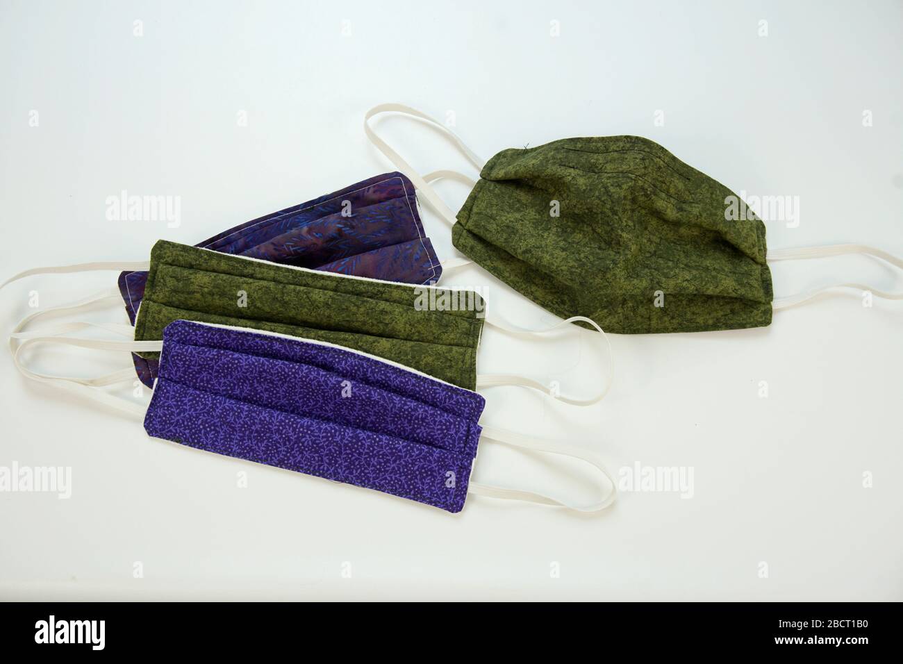 Masques cousus à la main en tissu Banque D'Images