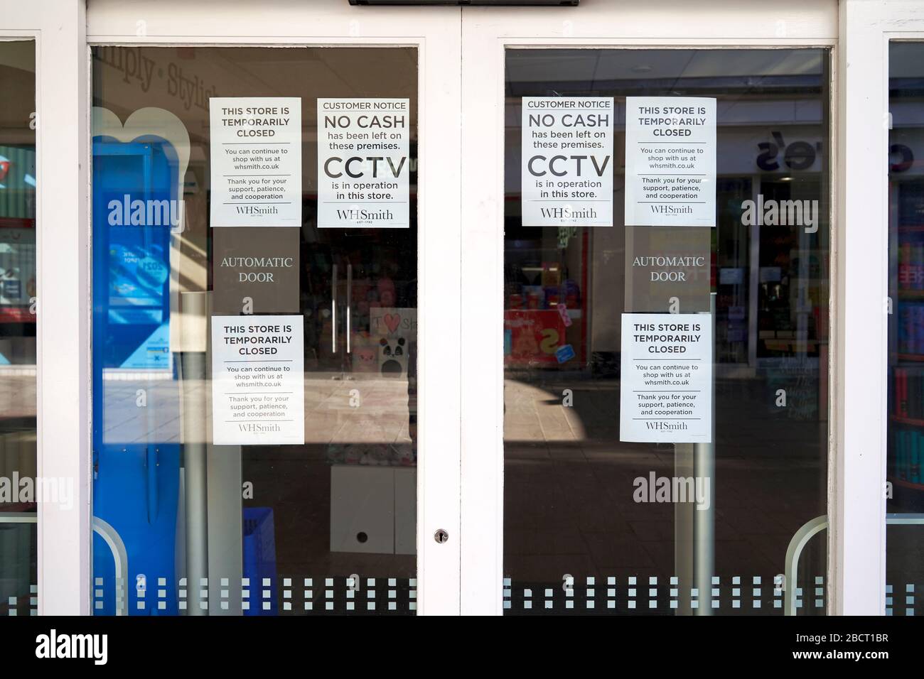 Affiches d'information client à l'entrée de la succursale de WH Smith avisant le magasin fermé pendant l'urgence de Covid-19 Coronavirus Banque D'Images
