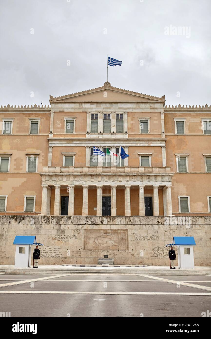 Drapeaux de la Grèce, de l'Italie et de l'UE au parlement grec, signe de soutien, cause de Covid-19 Banque D'Images