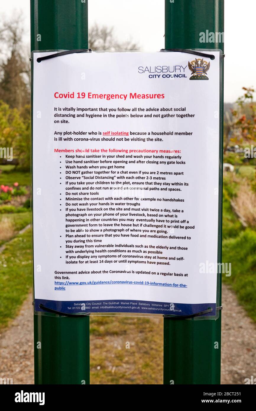 Affiche sur les mesures d'urgence de Covid 19 à l'entrée des attributions des autorités locales britanniques Banque D'Images