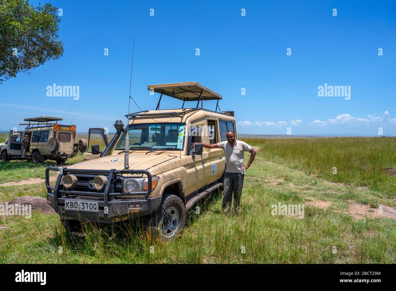 Explorer Kenya Safaris Toyota Landcroiser et chauffeur lors d'un pique-nique dans le Triangle de Mara, réserve nationale de Masai Mara, Kenya, Afrique Banque D'Images