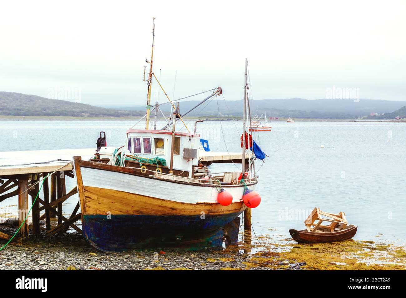 Finnmark, Norvège - 26 juillet 2017 : vue du bateau de pêche sur la côte norvégienne Banque D'Images