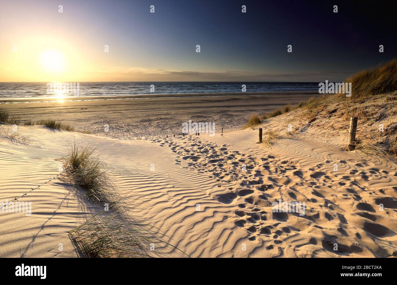 vue sur la plage de la mer depuis la dune de sable au coucher du soleil Banque D'Images