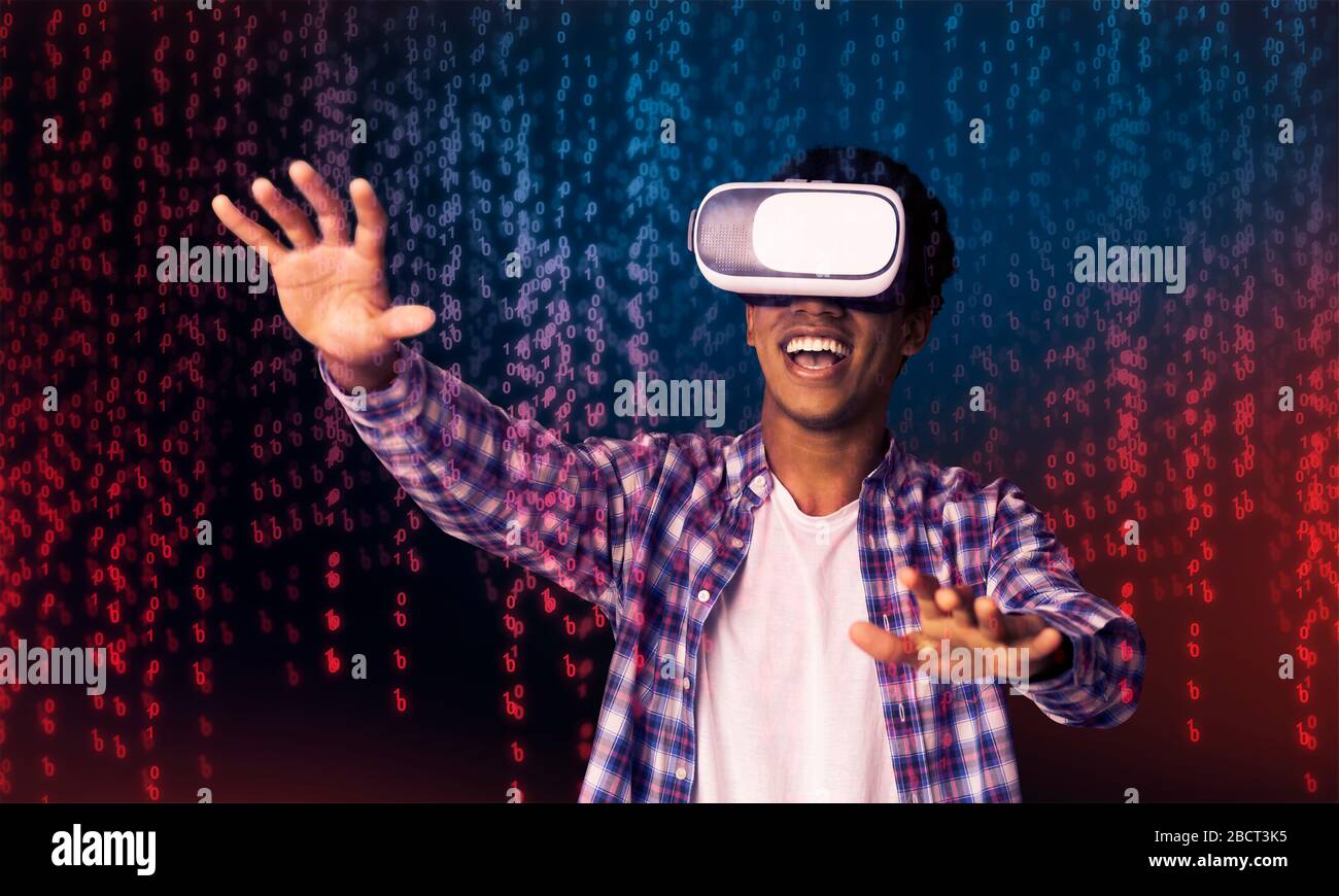 Collage créatif de jeunes joueurs africains américains utilisant le casque de réalité virtuelle Banque D'Images