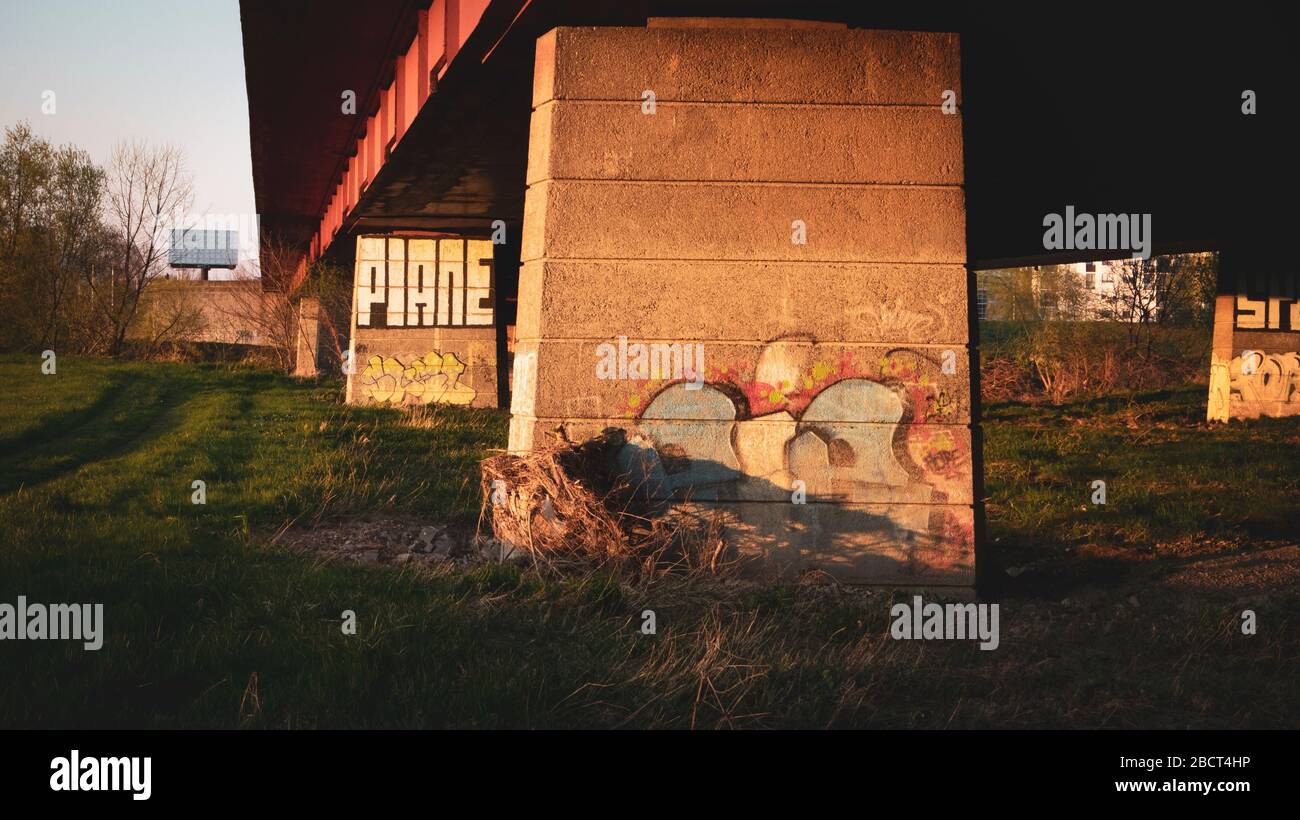 Pont traversant la rivière Sava à Zagreb recouvert de dessins graffitis Banque D'Images
