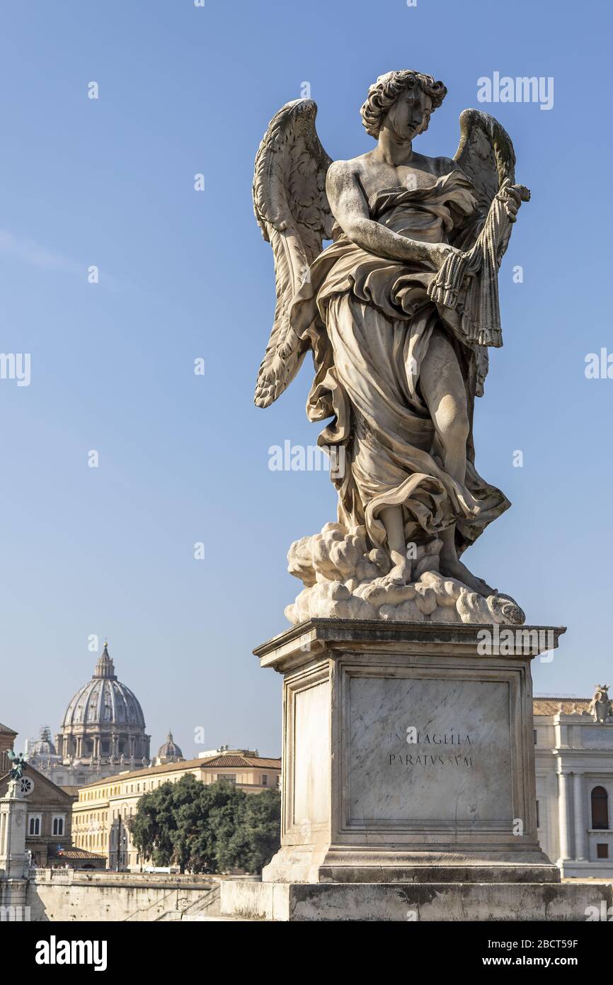 Angel avec flagellum par Lazzaro Morelli, avec l'inscription 'in flagella paratus sum', situé sur le côté ouest du Ponte Sant'Angelo à Rome. Banque D'Images