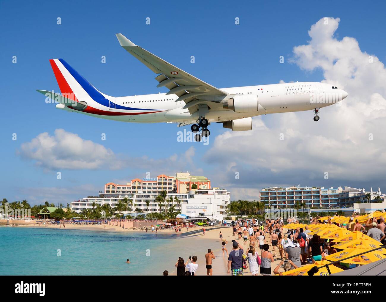 France Air Force Airbus A330 sur Maho Beach atterrir à Saint-Martin. Aéronefs présidentiels utilisés pour les transports officiels français. (Saint-Martin). Banque D'Images