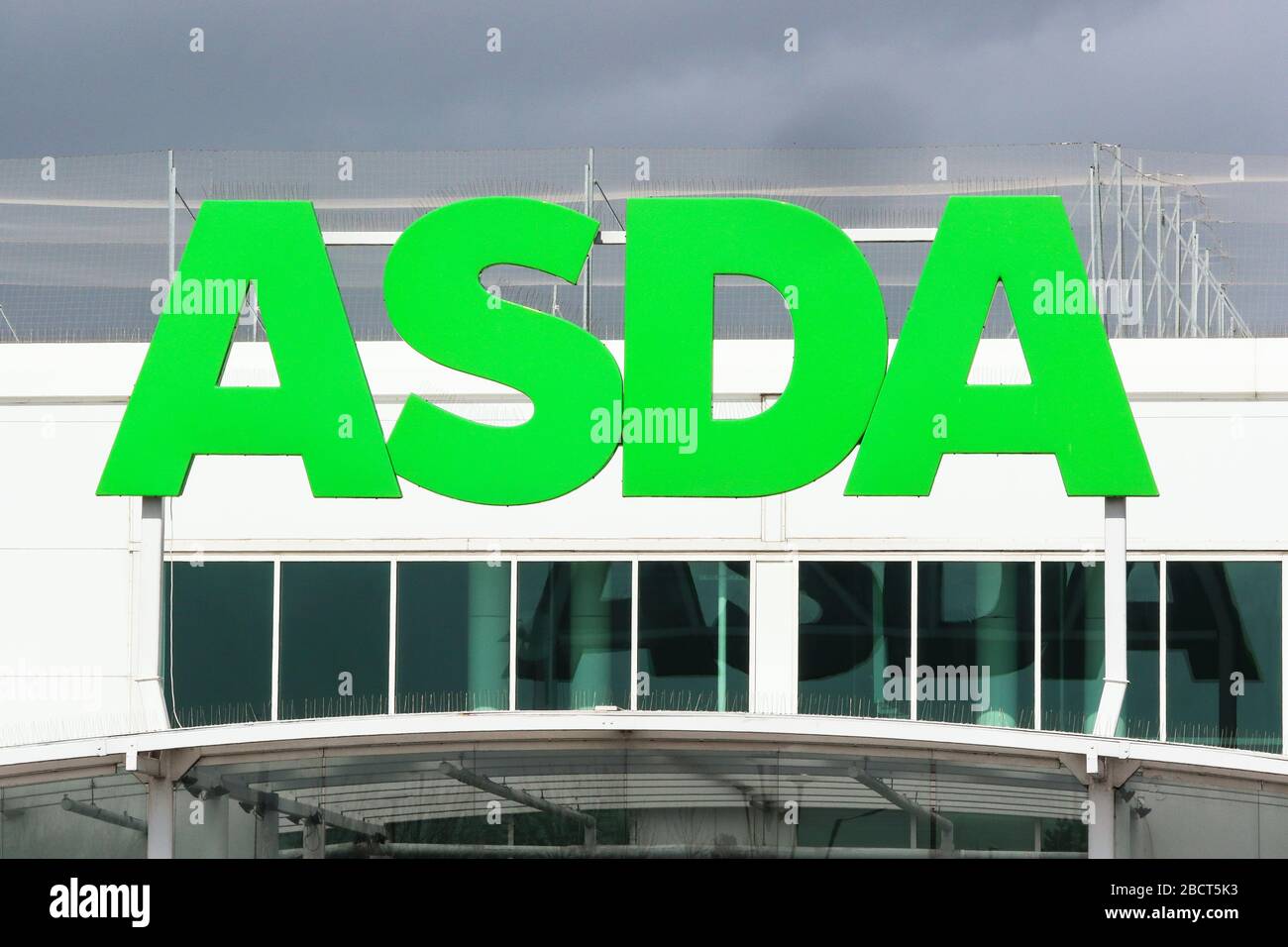 Logo du supermarché ASDA avec panneau , Prestwick, Royaume-Uni Banque D'Images