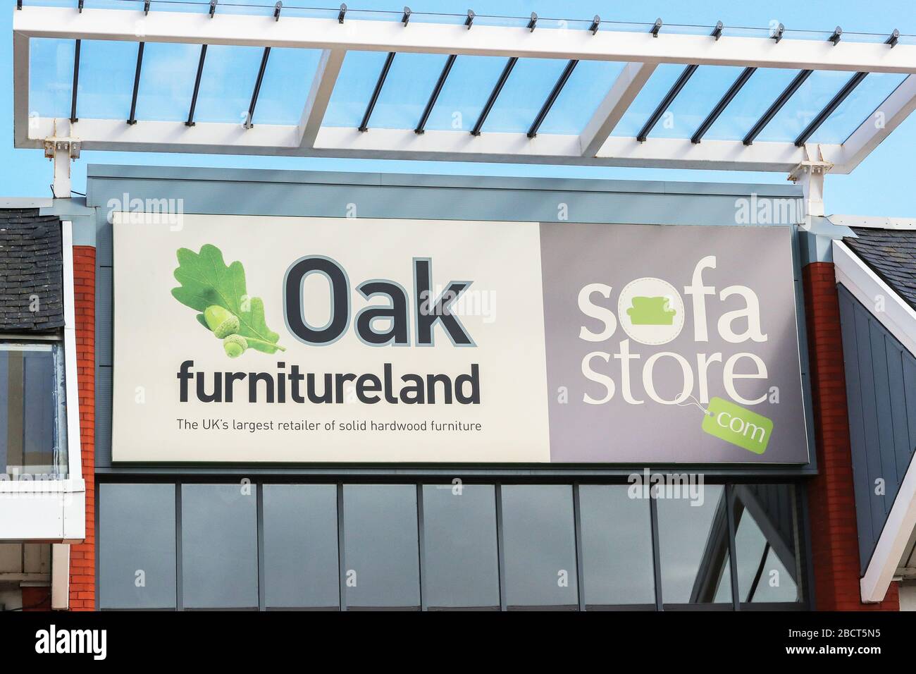 Logo de la société pour le magasin de meubles Oak Furnitueland, Prestwick, Ayrshire, Royaume-Uni Banque D'Images