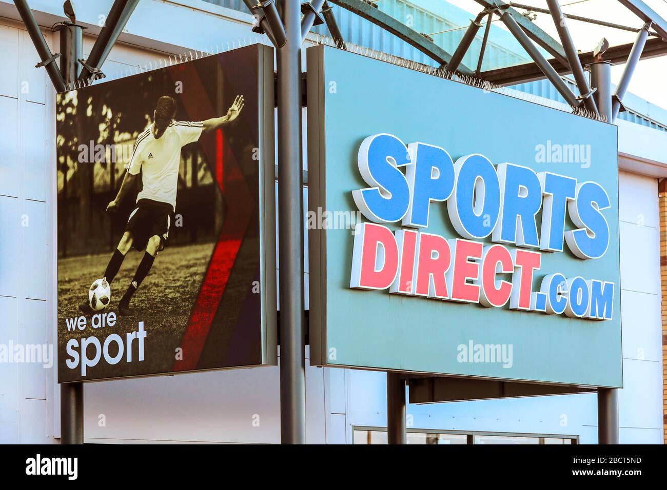 Logo de la boutique de sport Sports Direct, Irvine, Royaume-Uni Banque D'Images