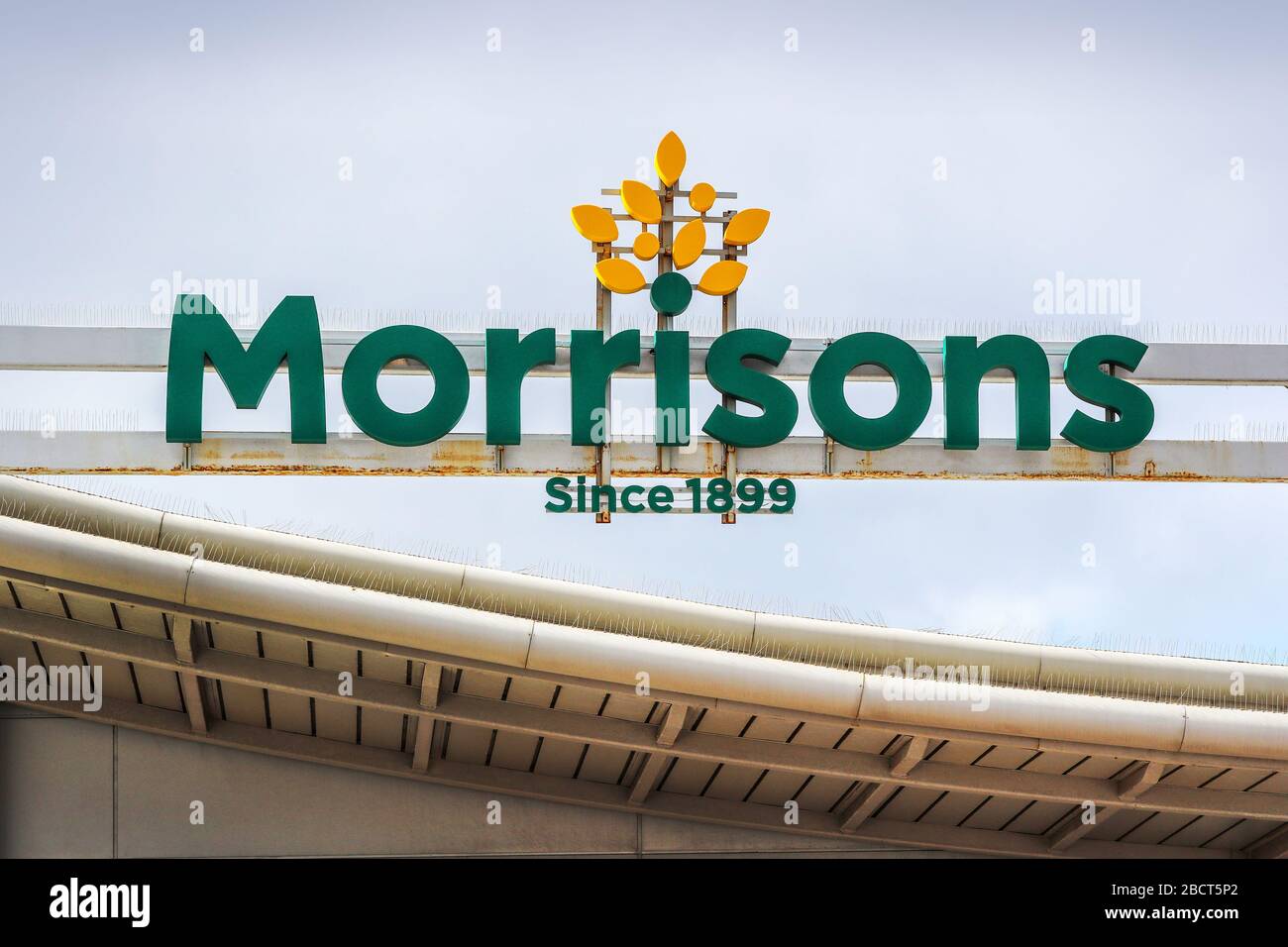 Logo de la société Morrisons au-dessus d'un supermarché, Troon, Royaume-Uni Banque D'Images