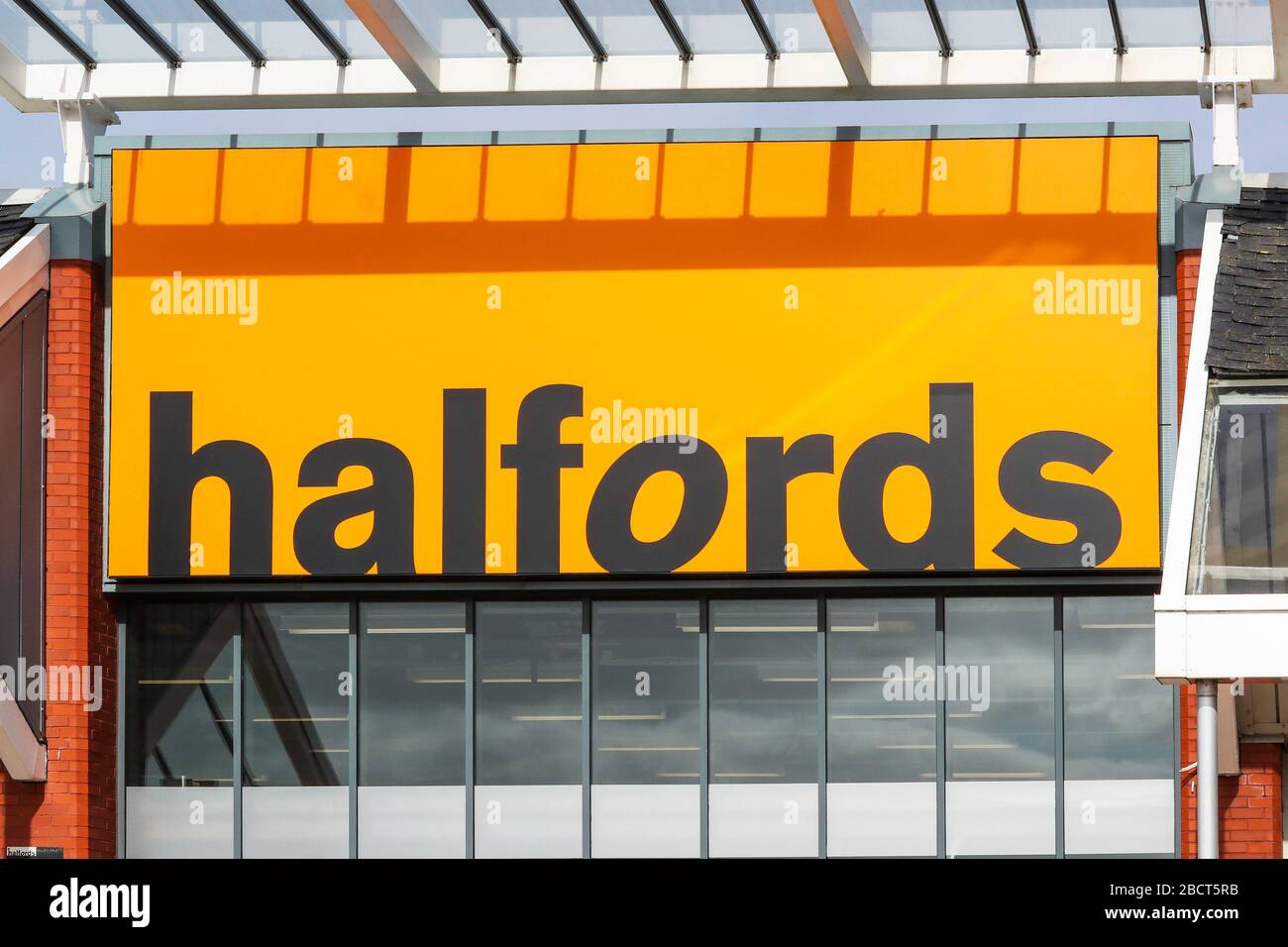 Signalisation du logo Halfords au-dessus de la boutique, Prestwick, Royaume-Uni Banque D'Images