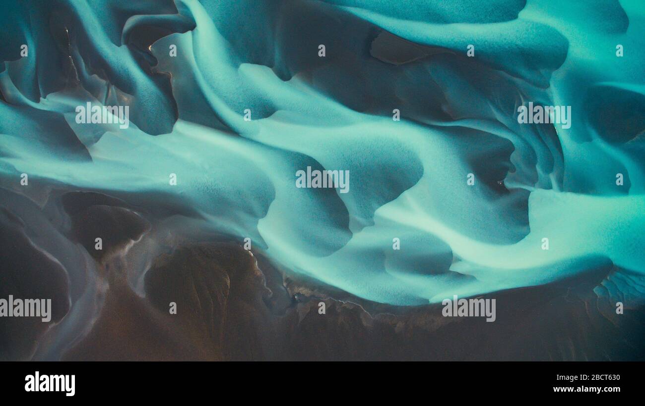 Vue aérienne par drone d'un immense lit de rivière et d'un delta, système fluvial glaciaire transportant des dépôts du glacier Solheimajokull, Islande Banque D'Images