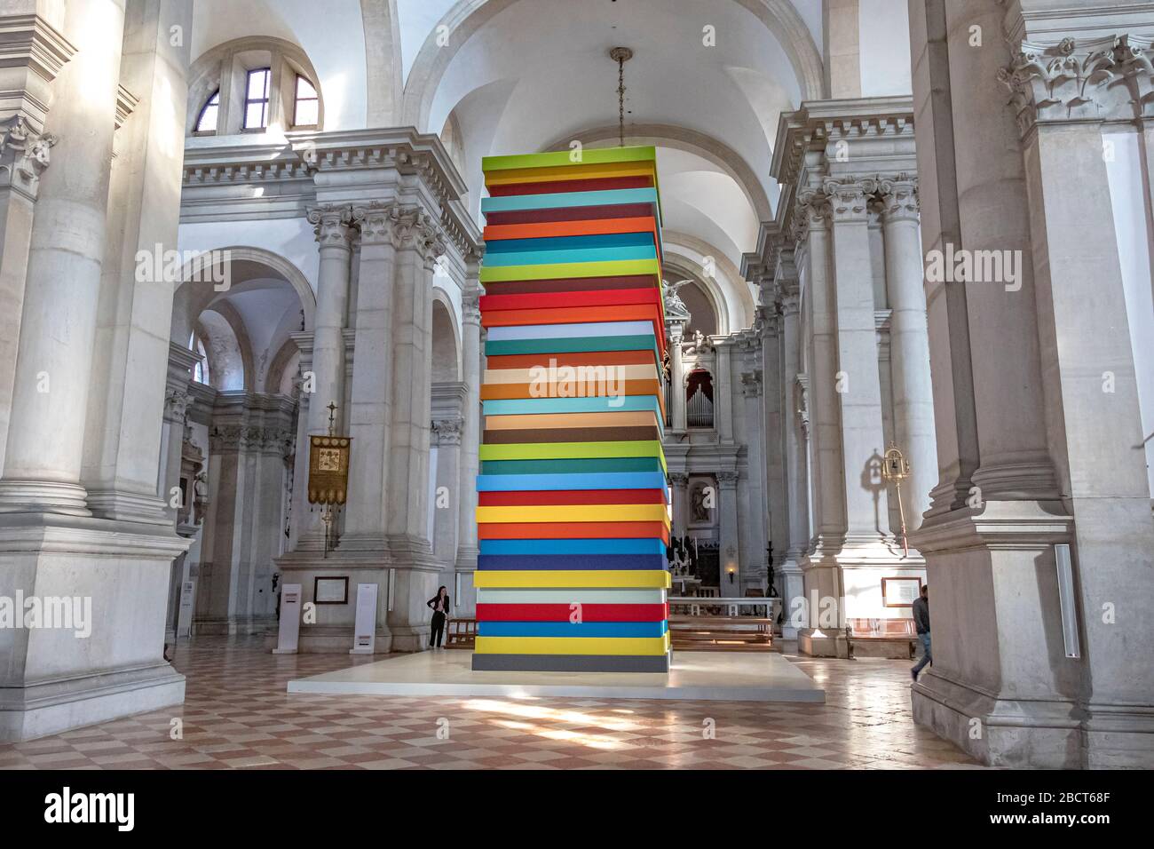 Opulent Ascension à l'intérieur de l'église San Giorgio Maggiore, cadres colorés empilés s'élèvent à dix mètres dans l'air directement sous le dôme central des églises Banque D'Images