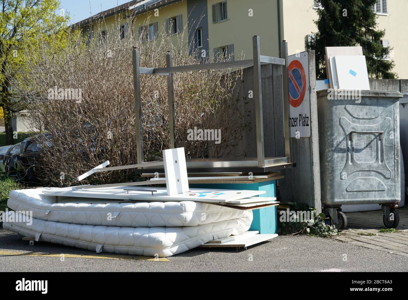 Des pièces de rechange de meubles et des matelas se sont enroulés à l'endroit des poubelles dans le quartier résidentiel. Ils sont là contraires aux règles concernant la disposition o Banque D'Images