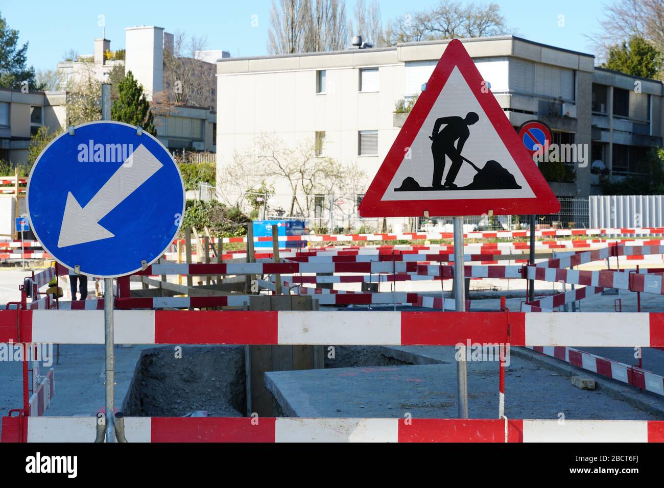 chantier complexe de construction de génie civil avec signalisation routière ou signalisation de signalisation de signalisation sur la route et direction obligatoire. Banque D'Images chantier complexe de construction de génie civil avec signalisation routière ou signalisation de signalisation de signalisation sur la route et direction obligatoire. Banque D'Images