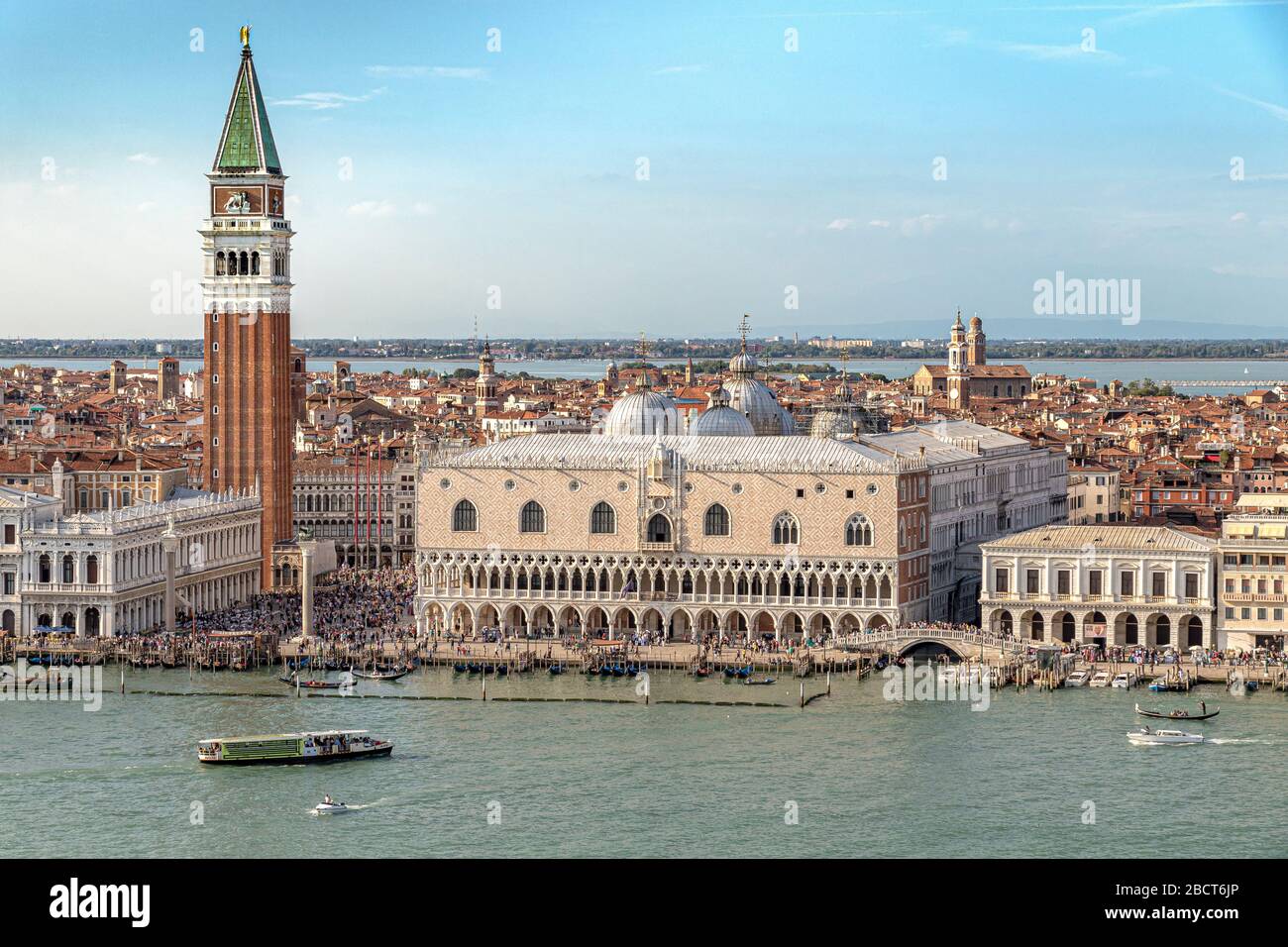 Vue aérienne de la place Saint-Marc et du Palais des Doges vue depuis la tour de la cloche de San Giorgio Maggiore, Venise, Italie Banque D'Images
