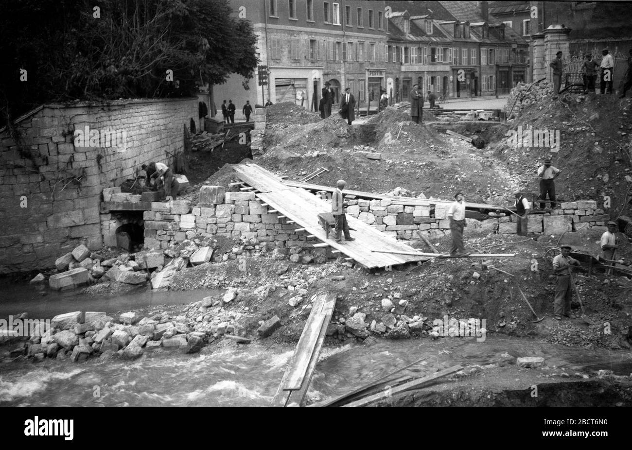 Réparer les dégâts causés par la bombe à Troyes France 1946 Banque D'Images