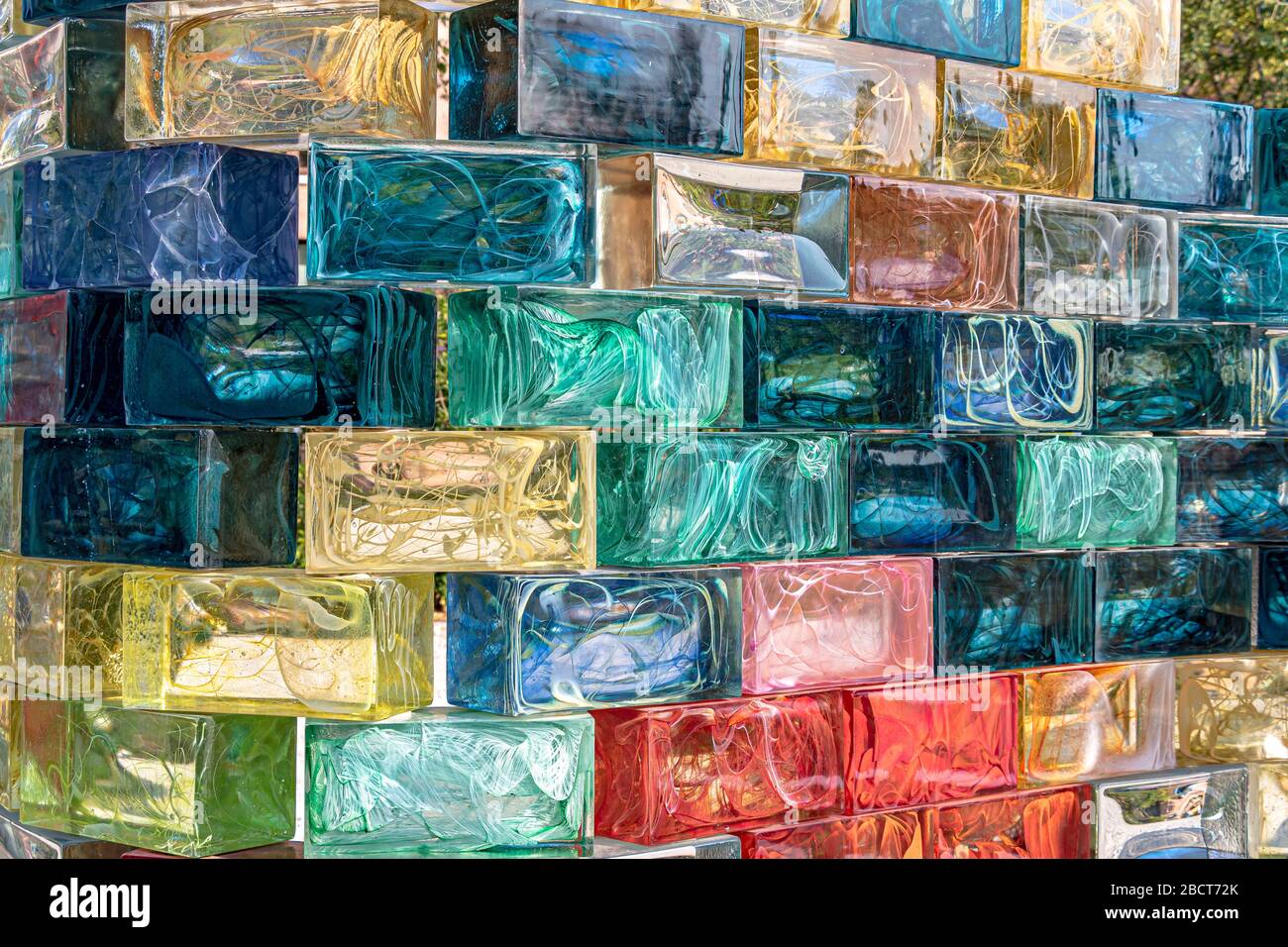 Un mur incurvé de blocs de verre de couleur créé par PAE White nommé Qwalala sur l'île de San Giorgio Maggiore, Venise, Italie Banque D'Images