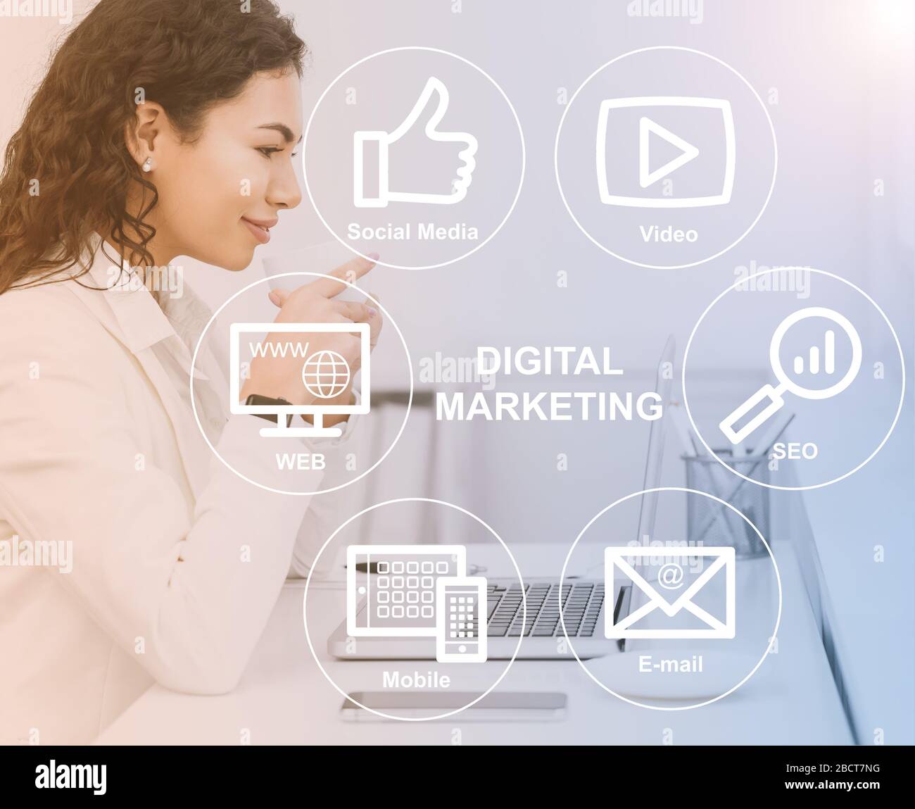 Collage avec une femme latine sur le lieu de travail et icônes liées au marketing numérique sur écran virtuel Banque D'Images