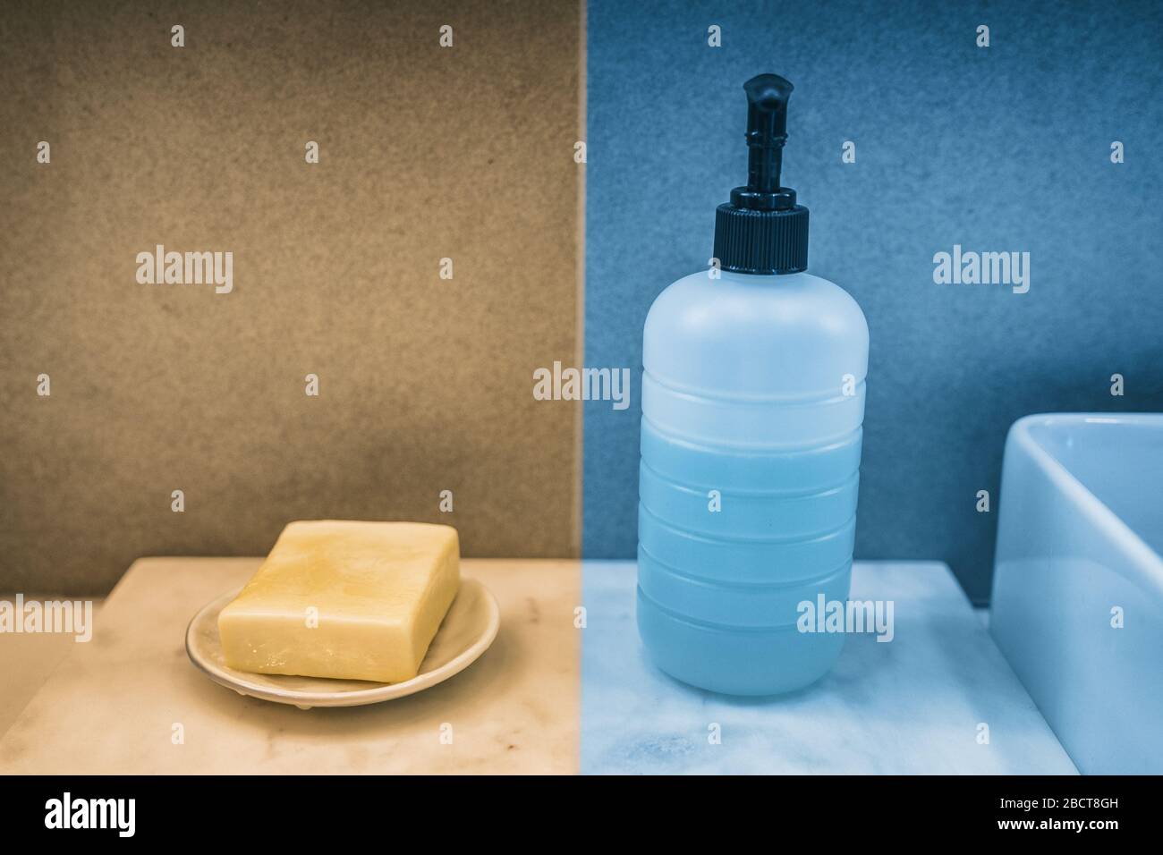 Savon-bar contre savon liquide pour les mains comparaison des produits de lavage des mains sur la meuble-lavabo de la salle de bains à la maison. Boîtes de couleur jaune et bleue à comparer. Banque D'Images