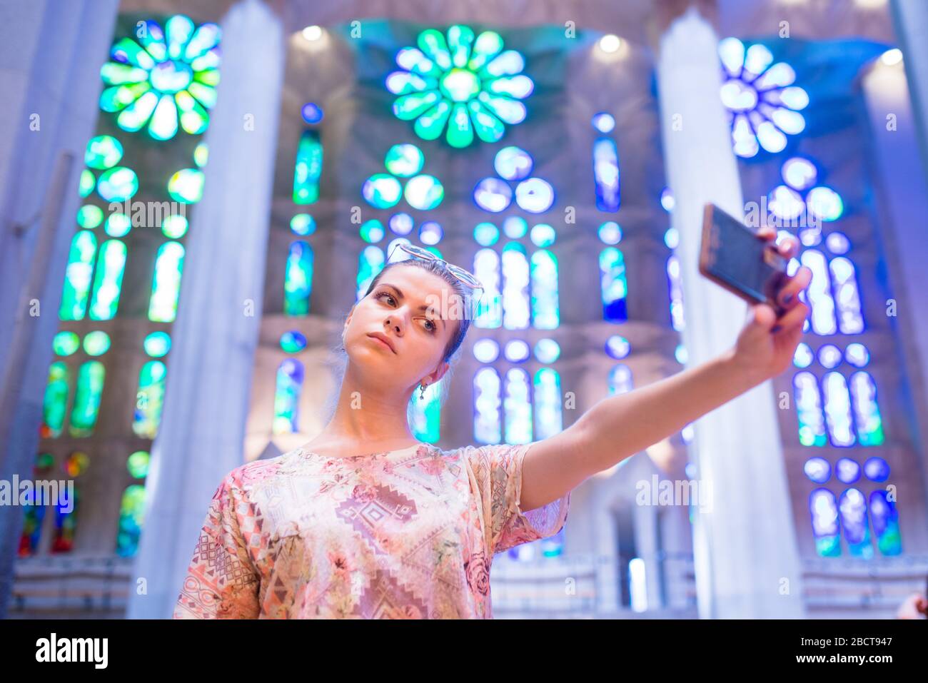 Barcelone, Espagne la Sagrada Familia à Barcelone. La jeune fille est photographiée Banque D'Images