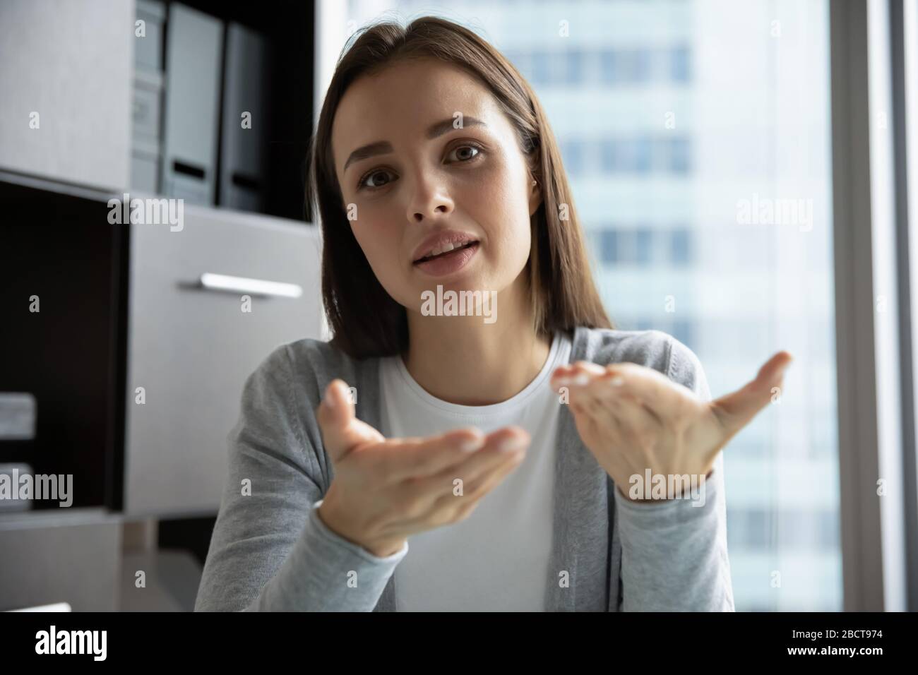 Les employés de sexe féminin ont un appel vidéo professionnel au bureau  Photo Stock - Alamy