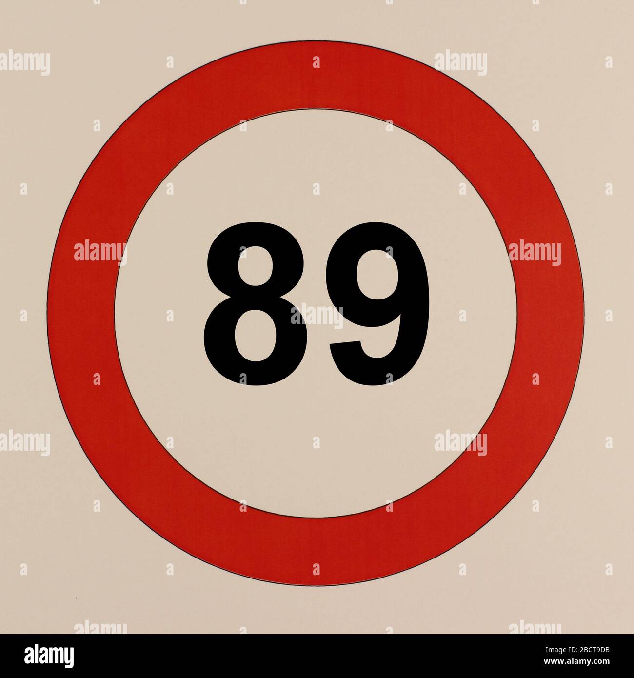 Illustration des Straßenverkehrszeichens 'maximum Höchstgeschwindigkeit 89 km pro Stunde' Banque D'Images