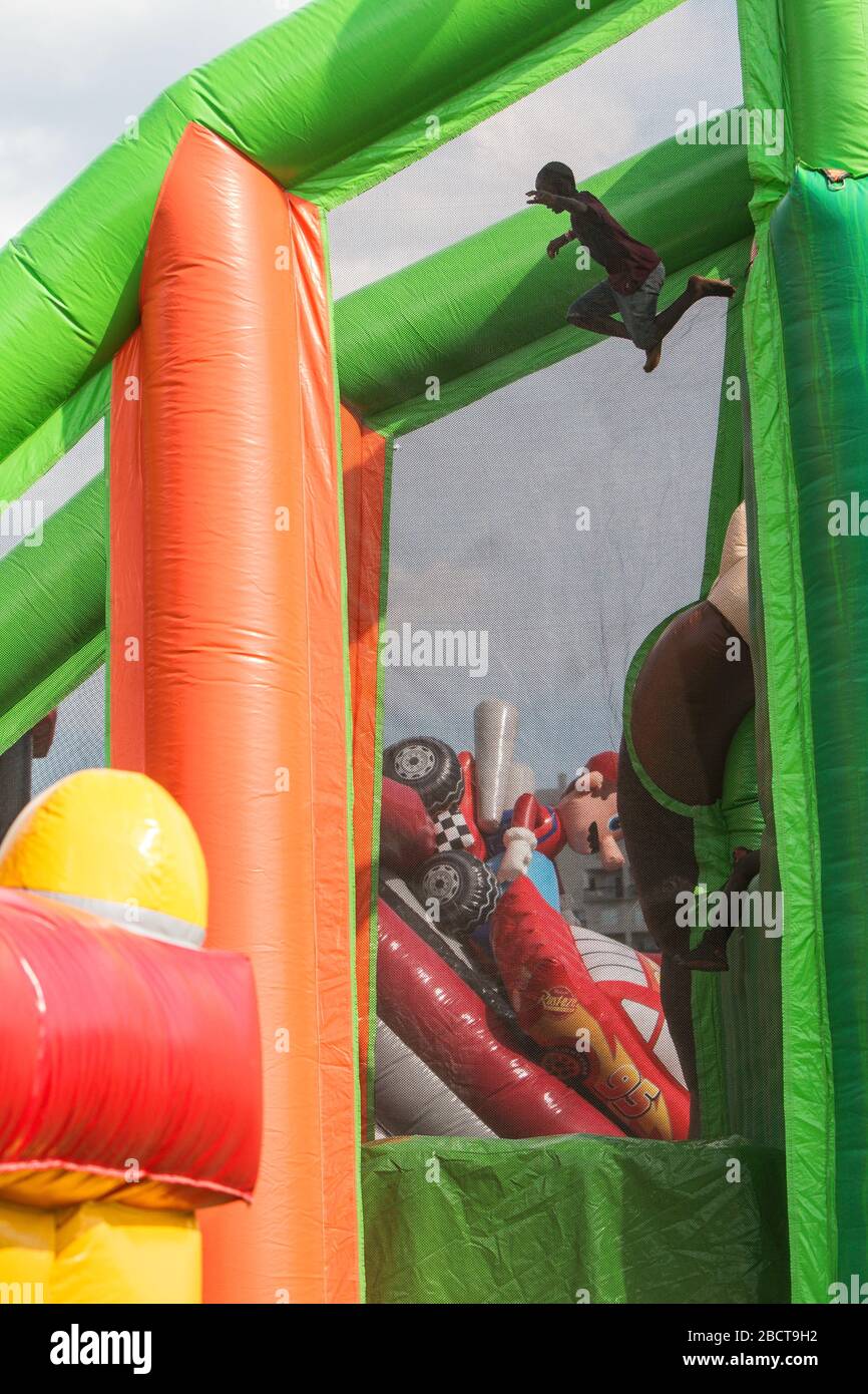 Un enfant saute dans un puits en plastique d'une hauteur de deux étages sur un gigantesque gonflable à Fun Day au parc du Piémont Park le 10 août 2019 à Atlanta, GA. Banque D'Images