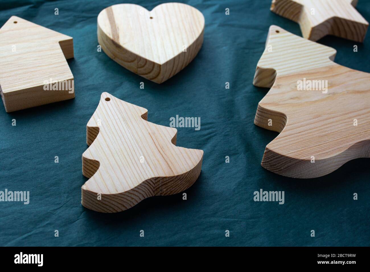 Détails pour le travail du bois. Menuiserie. Produits en bois du nouvel an. Atelier, développement de produits du bois. Coeur en bois, firtree, maison. Fabrication de bois Banque D'Images