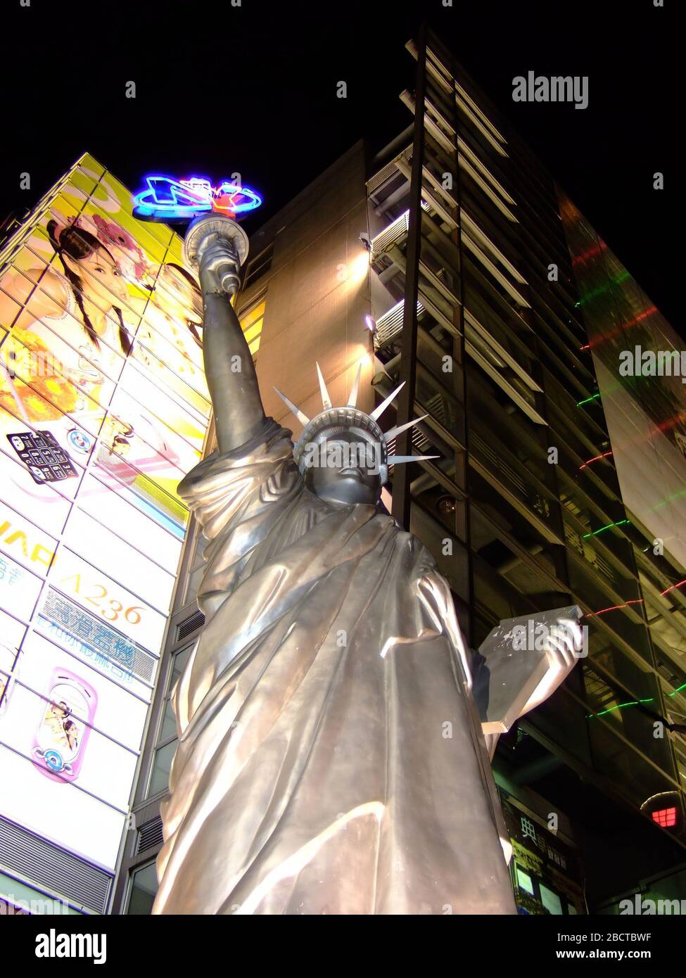 Macao, DEC 24, 2005 - vue nocturne d'une Statue de la liberté à l'extérieur d'un centre commercial Banque D'Images