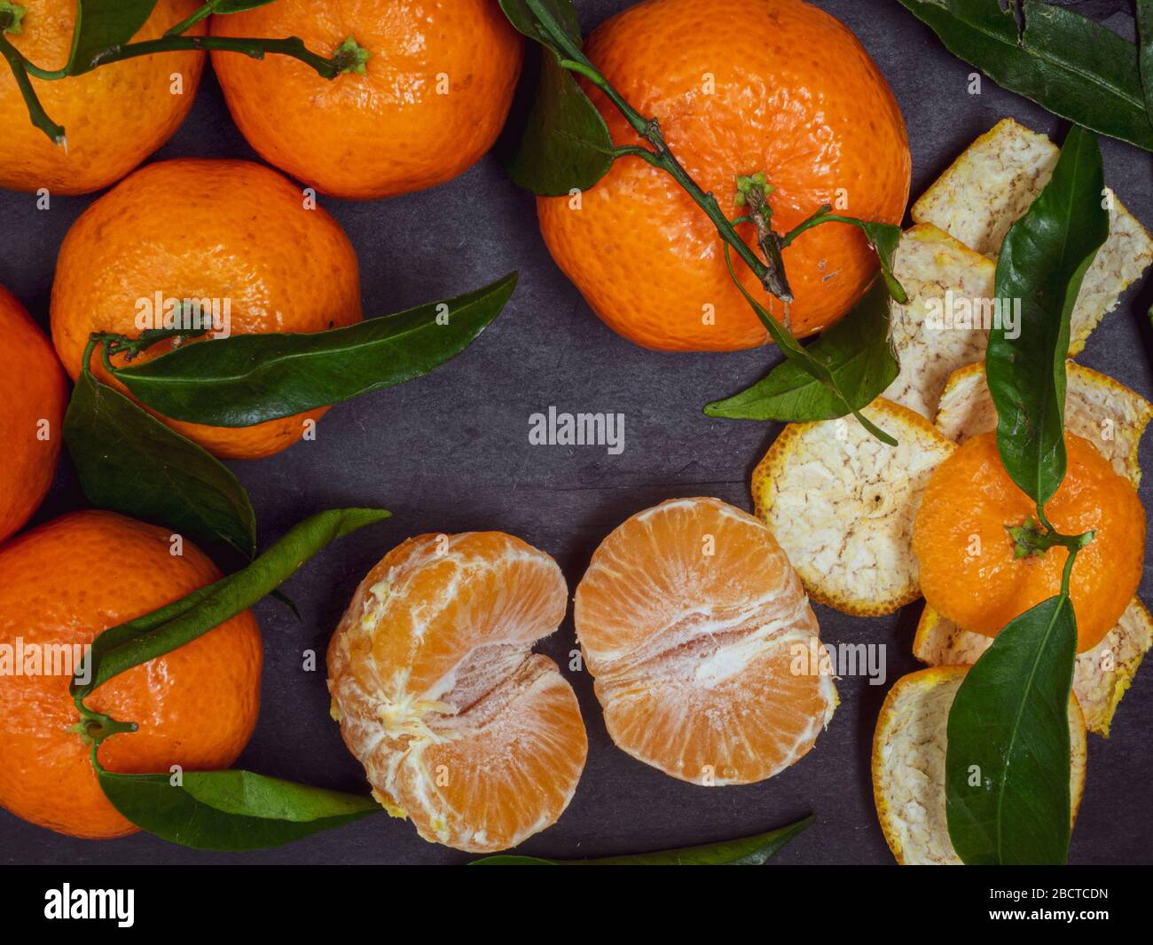 Angle de vue supérieur des oranges mandarin sur la table Banque D'Images