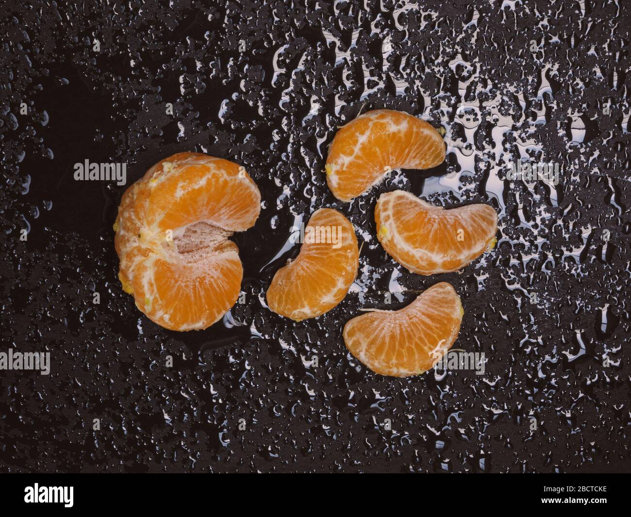 Vue sur un orange mandarin pelé à bord Banque D'Images