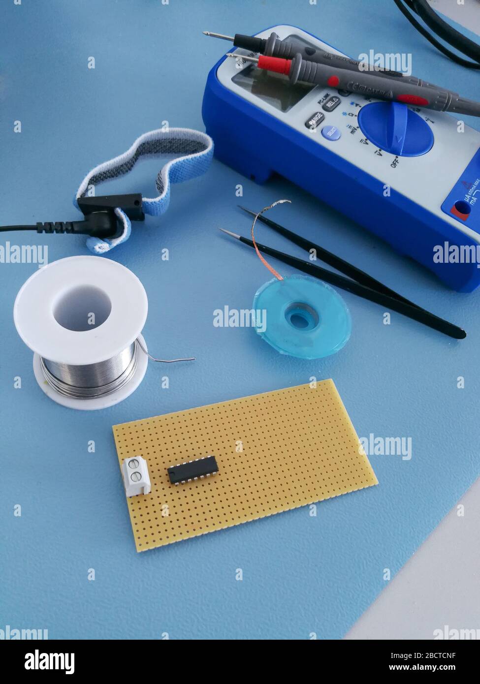 Vue de bureau de l'atelier de conception et de développement elektronics avec divers outils Banque D'Images