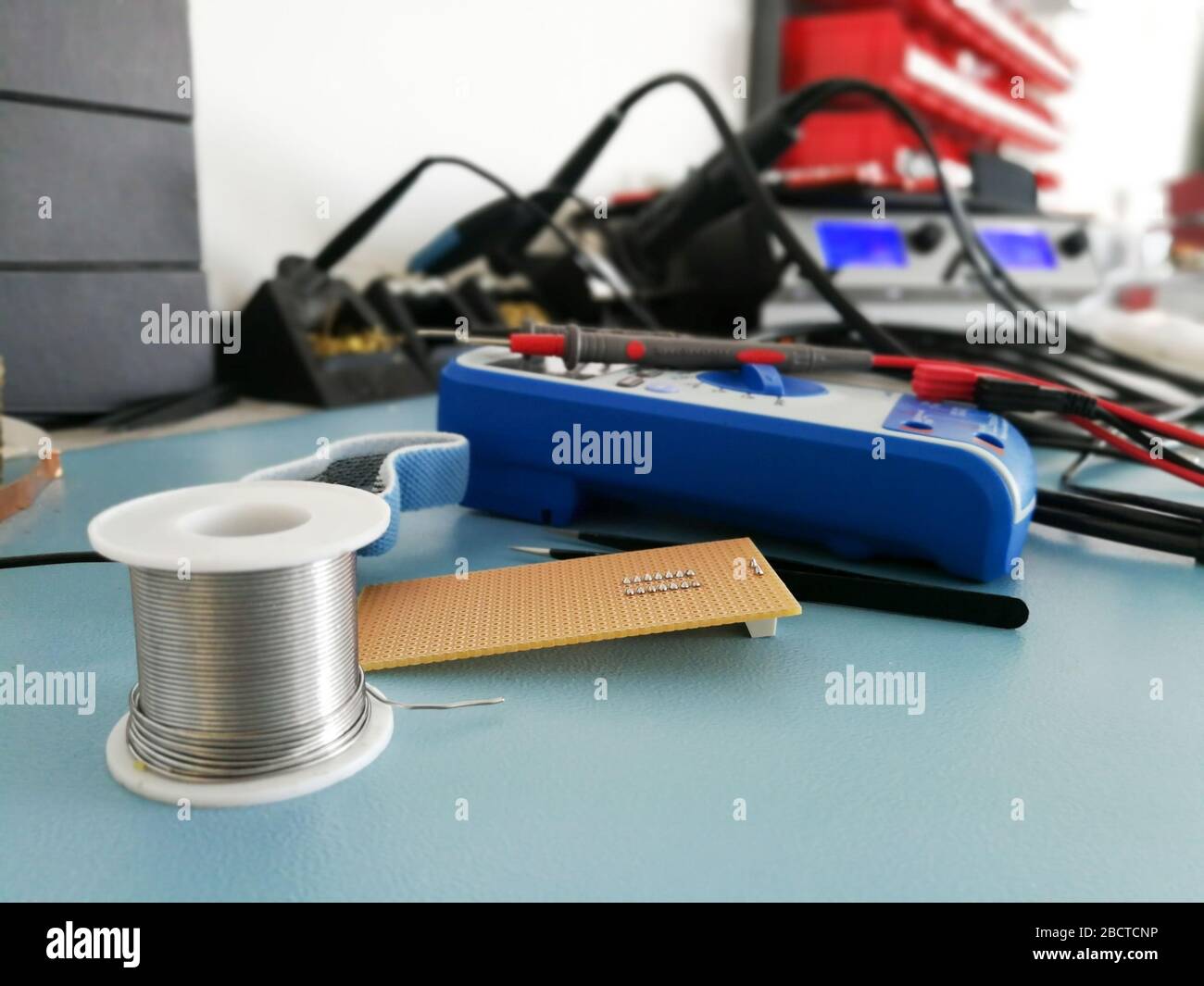 Vue de bureau de l'atelier de conception et de développement elektronics avec divers outils Banque D'Images