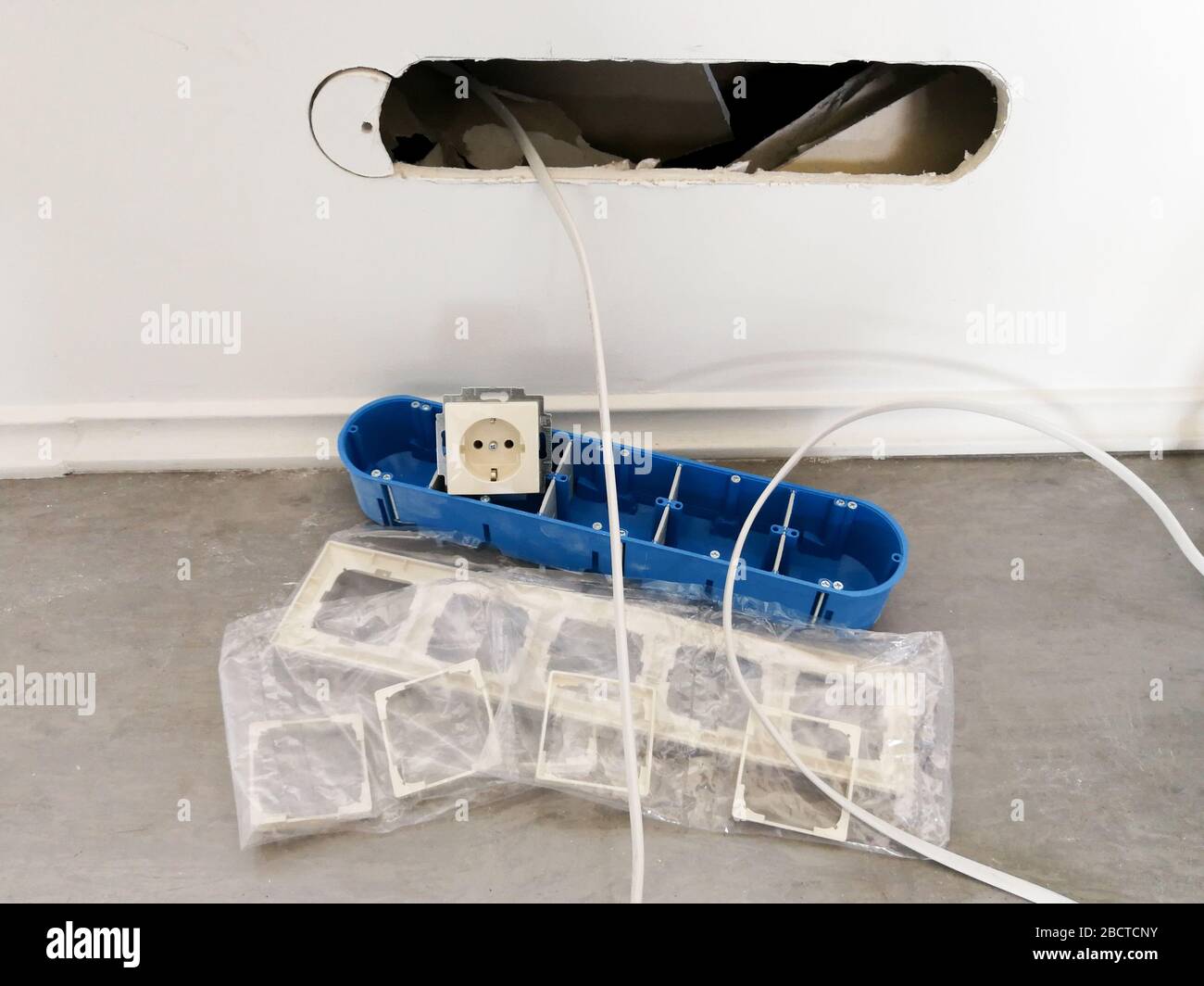 Equipement électrique préparer l'installation sur le mur du plâtre Banque D'Images