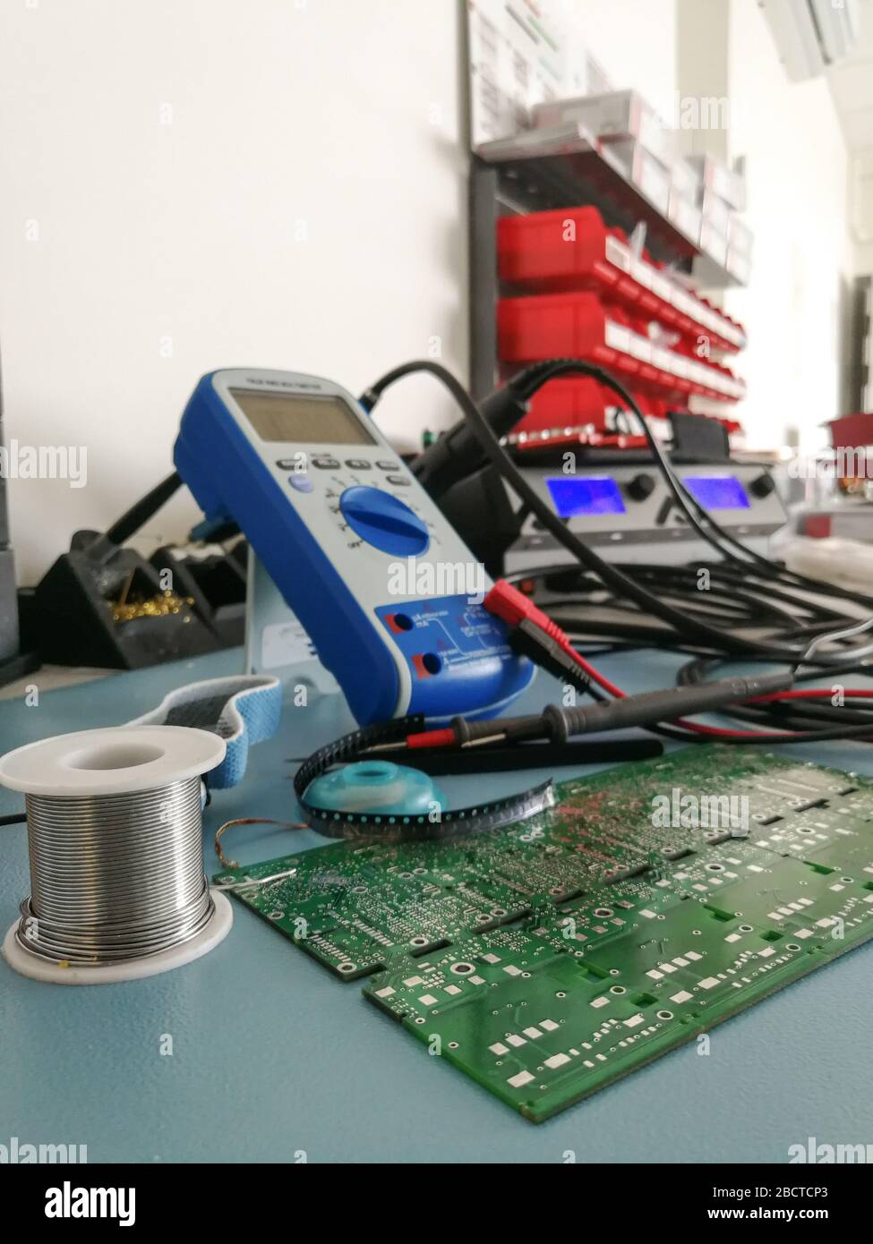 Vue de bureau de l'atelier de conception et de développement elektronics avec divers outils Banque D'Images