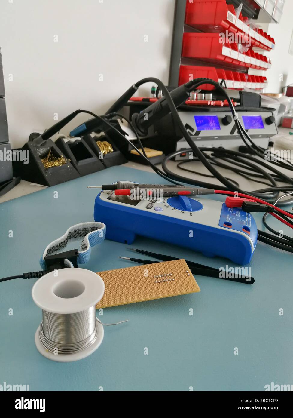 Vue de bureau de l'atelier de conception et de développement elektronics avec divers outils Banque D'Images