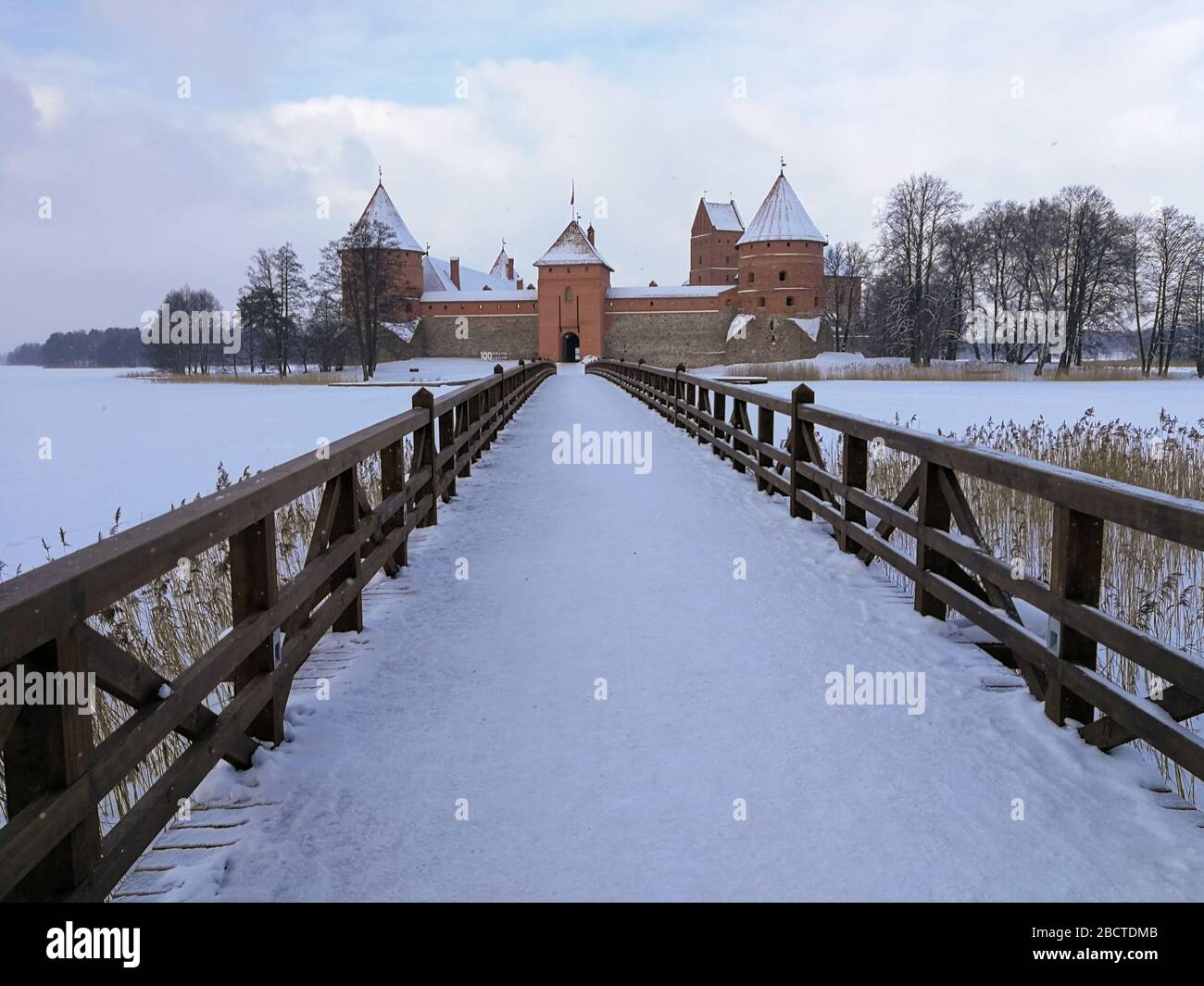 Château de l'île Trakai enneigé l'hiver à Trakai ville, Lituanie Banque D'Images