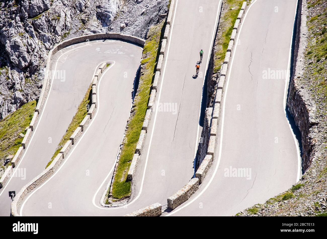 Biker sur la route - photo cycliste. Tour, Italie, Passo dello Stelvio Banque D'Images