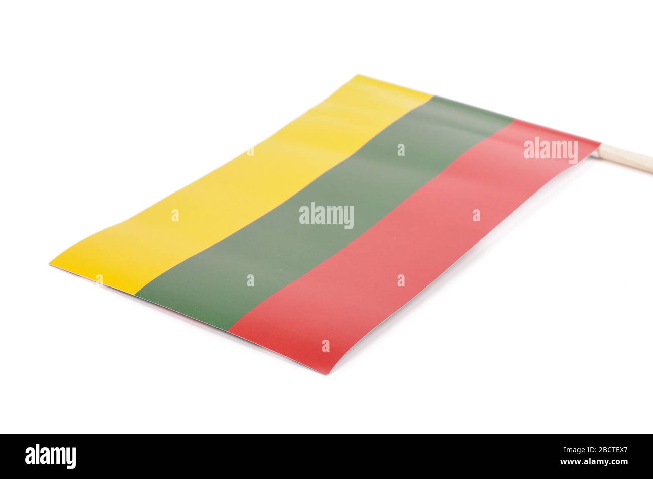Papier drapeau de Lituanie comme souvenir isolé sur le fond blanc Banque D'Images