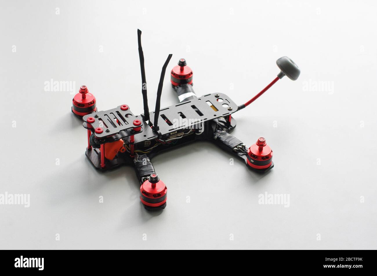 Vitesse de course drone sans propulseurs. Préparation de la course Banque D'Images Vitesse de course drone sans propulseurs. Préparation de la course Banque D'Images